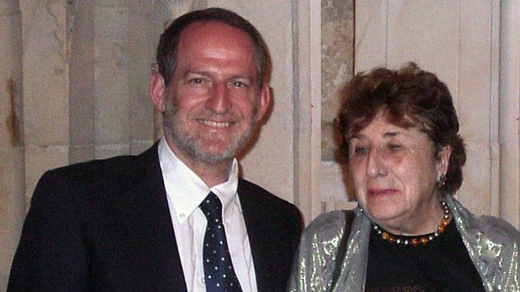 Il postulatore Carlos Metola insieme a Carmen Hernández