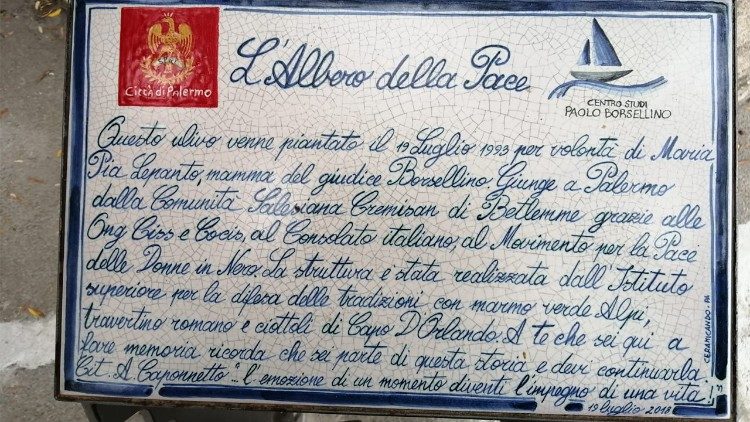La targa de "L'albero della Vita"