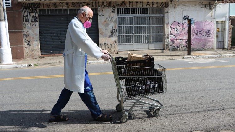 Dal carrello pieno a quello vuoto, dopo le donazioni ai poveri