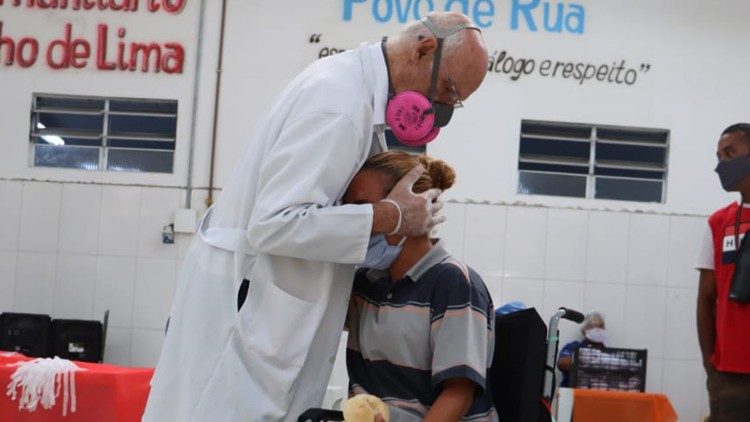 La donazione di padre Júlio che toglie la fame e conforta il cuore
