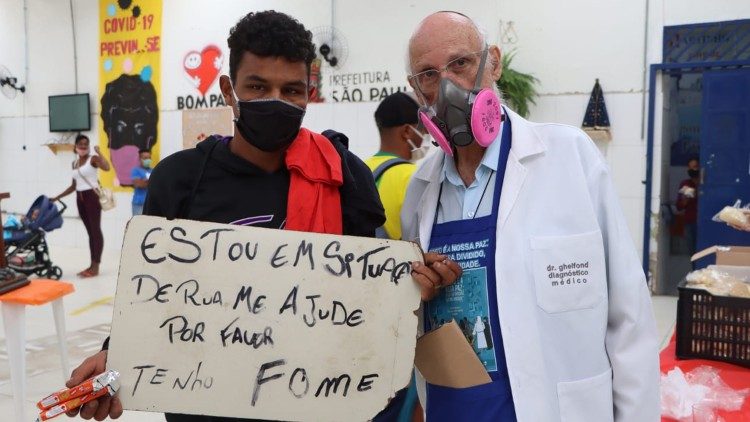 "Vivo per strada, aiutatemi per favore. Ho fame", c'è scritto sul cartello