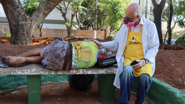 Padre Júlio a stretto contatto con i poveri nelle strade di San Paolo