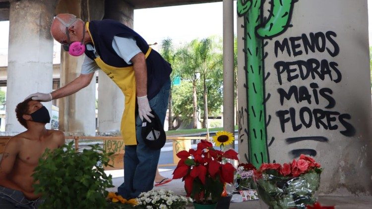Didascalia: Padre Júlio a stretto contatto con i poveri nelle strade di San Paolo
