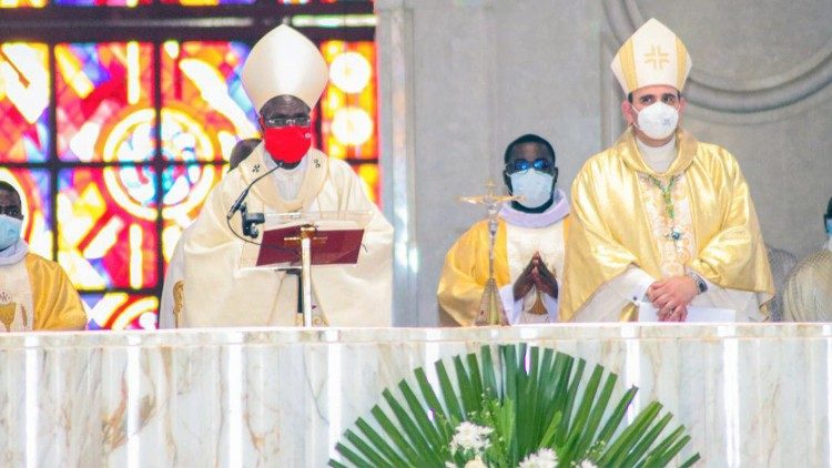 Kardinal Kutwa (links) beim Feiergottesdienst