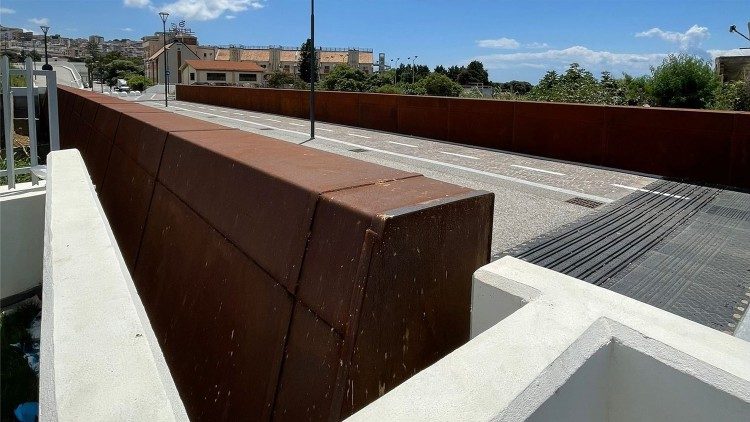 Il ponte nel waterfront di Reggio Calabria che il 22 luglio sarà dedicato a Luca Attanasio e alla sua scorta