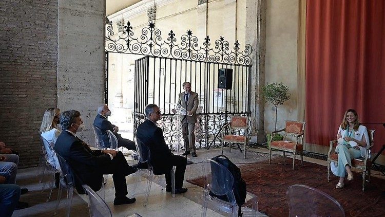 Un momento della presentazione del libro di monsignor Dario Viganò