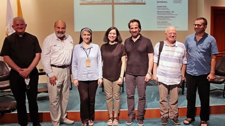 I docenti della Scuola estiva di teologia 2021 con l'arcivescovo Uzinic (primo a sinistra)