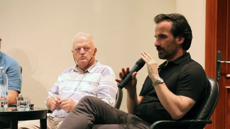 Un intervento del teologo ortodosso Papanikolaou. Accanto a lui fra Sarcevic