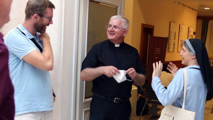 Padre Stanko Perica (Jrs Europa Sud-Est) con l'arcivescovo Uzinic e suor Teresa Forcades