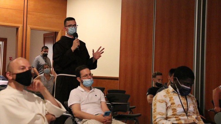 Uno studente della Scuola di Dubrovnik interviene durante un dibattito