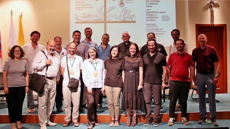 L'arcivescovo Uzinic (terzo da destra nella fila in alto) con docenti e organizzatori della Scuola