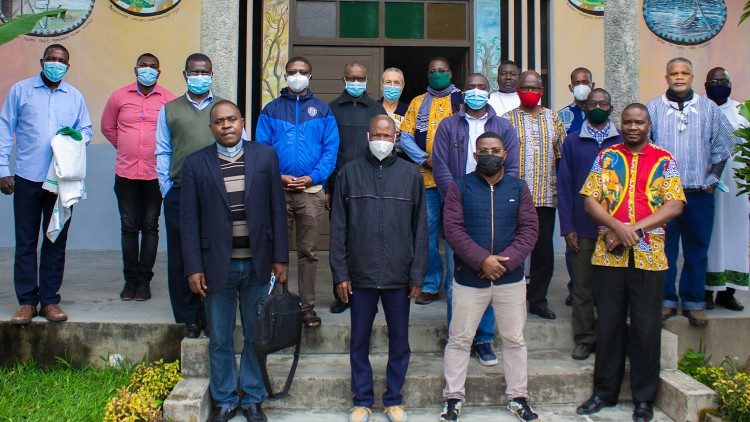 Grupo de Sacerdotes da Arquidiocese da Beira (Moçambique), em sessão de formação