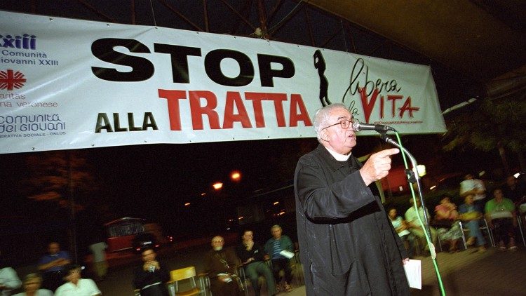 Don Oreste Benzi durante una manifestazione contro la tratta