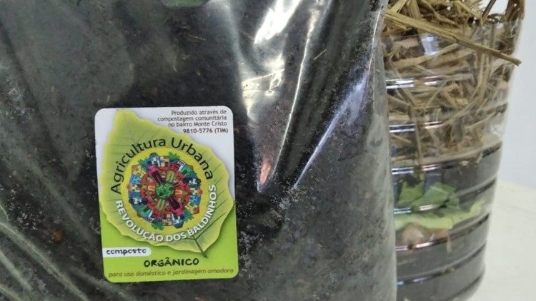 O adubo, resultado da compostagem, depois retorna para uso dos moradores