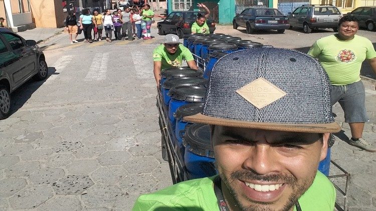 स्वयंसेवक सप्ताह में दो बार घर-घर जाकर कूड़ा एकत्र करते हैं