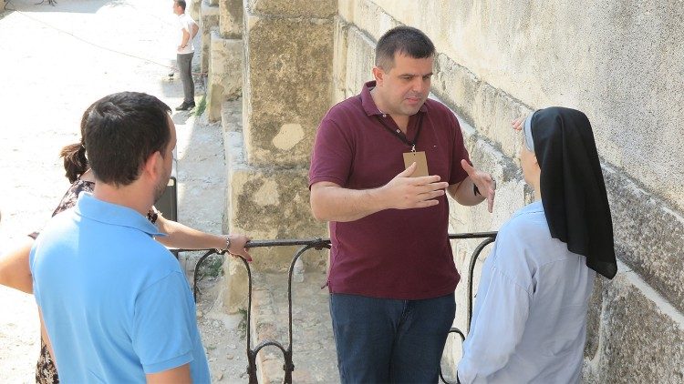 Don Katušić (secondo da destra) discute con suor Forcades e alcuni studenti in un momento libero all'ingresso del Seminario di Dubrovnik