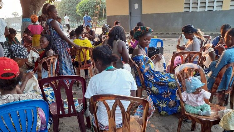 Le ragazze durante il corso di cucito del progetto della Fondazione "Papa Francesco per l'Africa"
