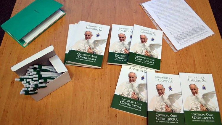Cópias da encíclica Laudato si' em ucraniano