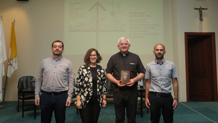 L'arcivescovo Uzinic (secondo da destra) con i traduttori del volume e il moderatore della serata
