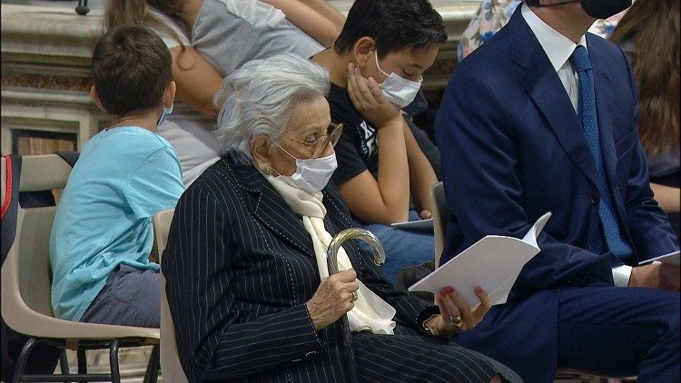 Giovani e anziani nella Basilica di San Pietro durante la Giornata Mondiale dei Nonni e degli Anziani