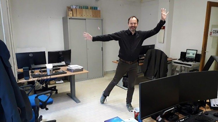 Le père Bernd Hagenkord, dans la rédaction germanophone de Radio Vatican. 