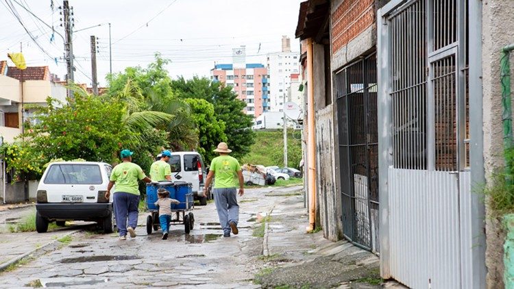 O sistema que armazena resíduos orgânicos e os transforma em adubo já ganhou prêmio internacional