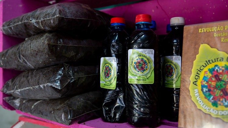 O sistema que armazena resíduos orgânicos e os transforma em adubo já ganhou prêmio internacional