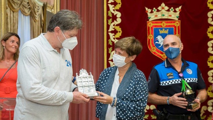 La alcaldesa de Pamplona entrega la fachada en plata del ayuntamiento de Pamplona  al presidente de la ONG, Bernardo Lepore