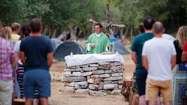Don Hrvoje Katusic celebra una messa in un M-ljetovanje prima della pandemia