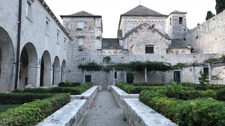 Il chiostro del monastero benedettino di Santa Maria del Lago