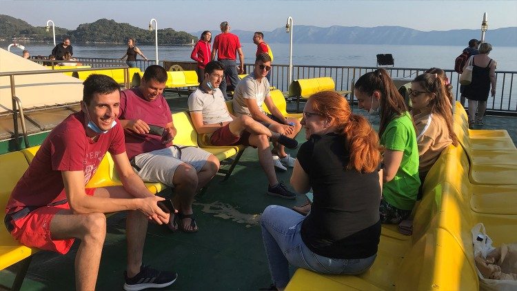 L'arrivo dei volontari della prima settimana 2021 con il traghetto