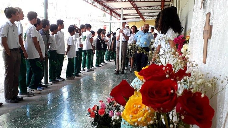 Alumnos participan de una actividad pastoral