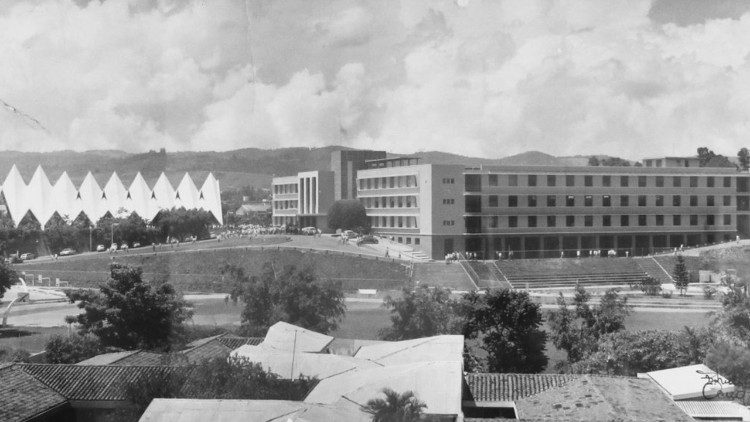 La capilla y el antiguo edificio dañado por el terremoto de 1986