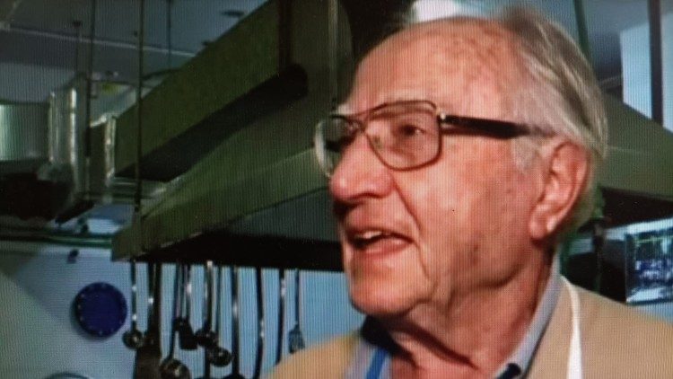Un'immagine di Dino Impagliazzo nella sua attività per i poveri
