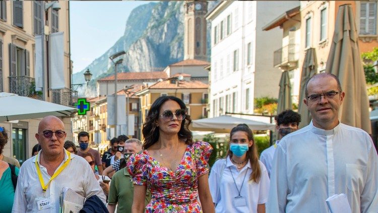 Monsignor Milani, presidente Feds (a destra), con Maria Grazia Cucinotta e il presidente di Confindustria Lecco e Sondrio Lorenzo Riva, nell'edizione 2020