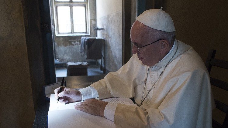 Francesco firma il Libro d'Onore di Auschwitz