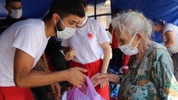 Caritas-Libano-giovani-distribuzione-cibo-solidarieta-cure-dopo-esplosione-agosto-Beirut-a1.jpg