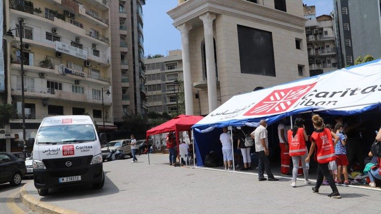 Tenda e mezzi di Caritas Libano in centro a Beirut nei giorni della prima emergenza