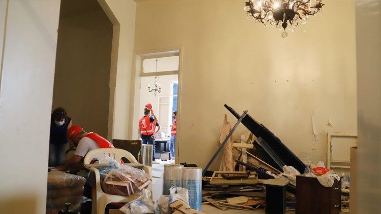 Operatori Caritas in una casa devastata dall'esplosione al porto di Beirut