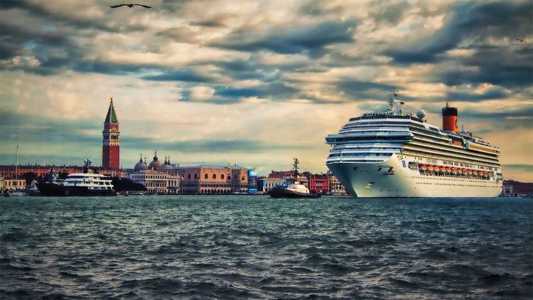Una nave da crociera sullo sfondo di Venezia
