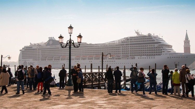 Navi crociera lungo il canale su cui si affaccia Piazza San Marco 