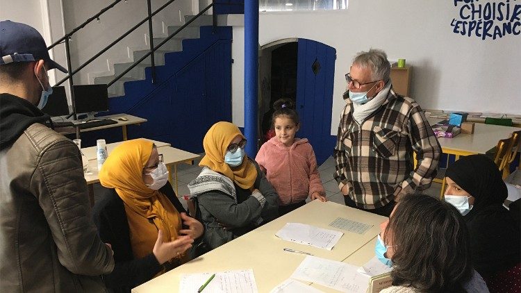 Cours de français à l'antenne marseillaise du Rocher. 