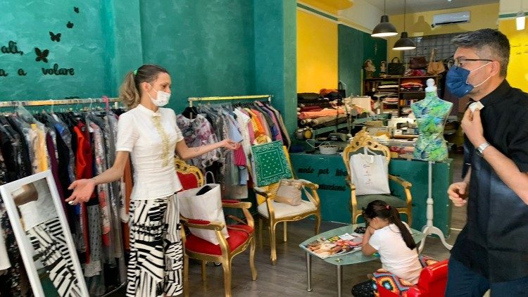 Don Maurizio prova una delle camice realizzate su misura da Lisandra