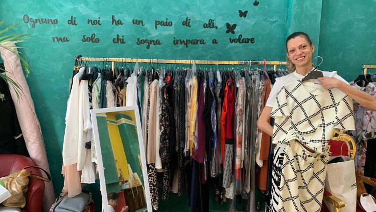 Lisandra con una delle sue creazioni nel laboratorio "La Sarta del Barrio"