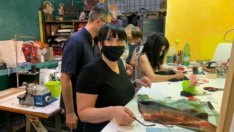 Una delle sette donne del corso di sartoria