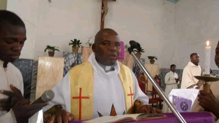 P. Sebastião Gabriel Muchanga, durante a celebração da Eucaristia