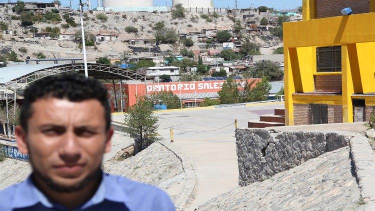 Eric y al fondo un Oratorio de los Salesianos