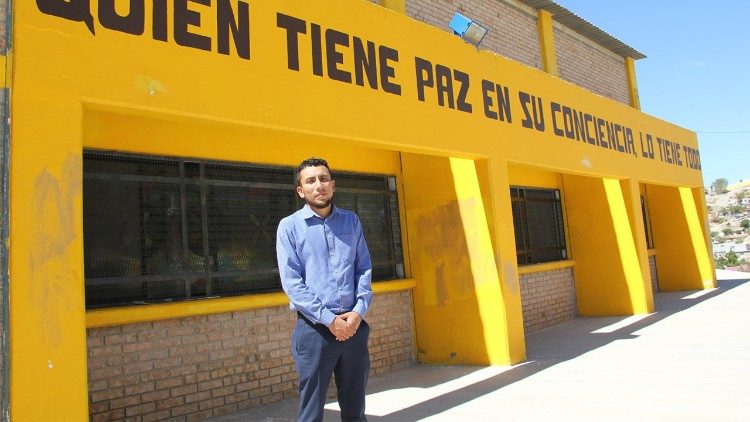 Eric Ponce delante a un Oratorio de Misiones Salesianas