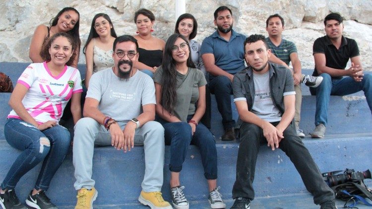 Eric con algunos sobrevivientes de las pandillas