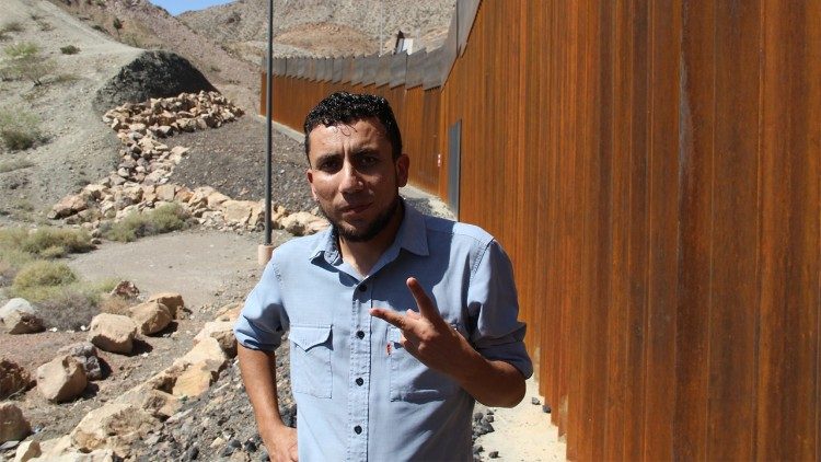 Eric Ponce delante del muro fronterizo entre Ciudad Juárez y Estados Unidos